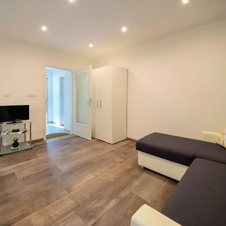 Sandra By Interhome מטולי